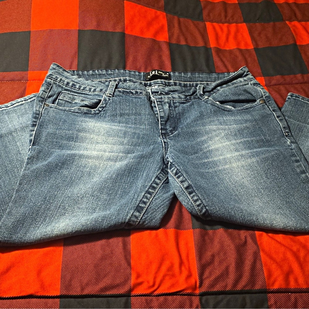 lei Juniors Blue Denim Capri Jeans, Low Rise 5-Pocket Zip Button Closure